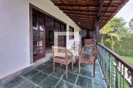 Casa à venda com 374m², 4 quartos e 5 vagas Casa à venda com 374m², 4 quartos e 5 vagasVaranda