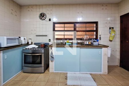 Casa à venda com 374m², 4 quartos e 5 vagas Casa à venda com 374m², 4 quartos e 5 vagasCozinha