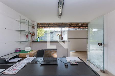 Casa à venda com 465m², 3 quartos e 6 vagasEscritório 2