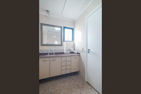 Apartamento à venda com 211m², 4 quartos e 3 vagas Apartamento à venda com 211m², 4 quartos e 3 vagasBanheiro da Suite 1