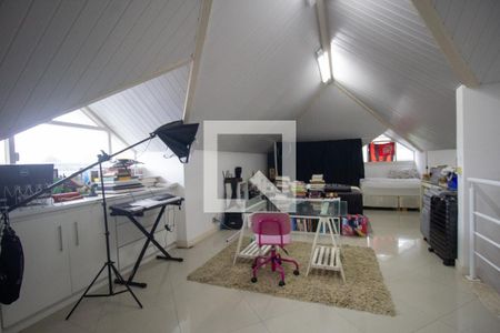 Casa de condomínio à venda com 350m², 5 quartos e 3 vagasSotão