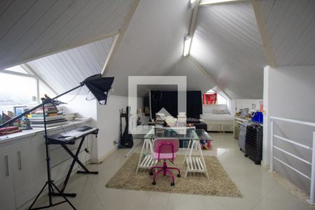 Casa de condomínio à venda com 350m², 5 quartos e 3 vagasSotão