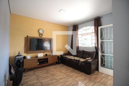 Sala de casa à venda com 2 quartos, 240m² em Santa Mônica, Belo Horizonte