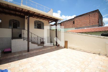Casa à venda com 240m², 2 quartos e 2 vagasQuintal