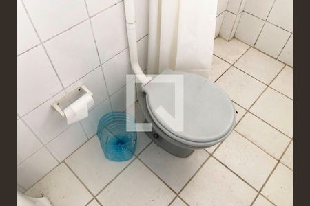 Banheiro de kitnet/studio para alugar com 1 quarto, 29m² em Trindade, Florianópolis