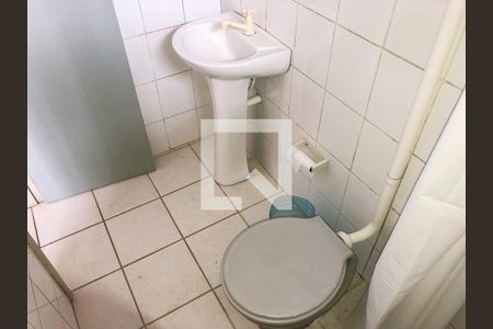 Banheiro de kitnet/studio para alugar com 1 quarto, 29m² em Trindade, Florianópolis