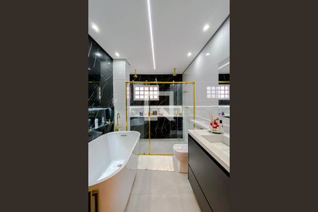 Casa à venda com 322m², 4 quartos e 4 vagasBanheiro da Suíte 1