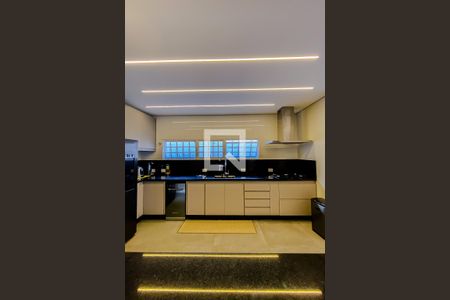 Casa à venda com 322m², 4 quartos e 4 vagasCozinha