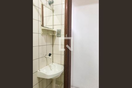 Banheiro de kitnet/studio para alugar com 0 quarto, 15m² em Trindade, Florianópolis
