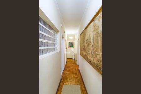 Casa à venda com 290m², 4 quartos e 3 vagasCorredor entre os quartos