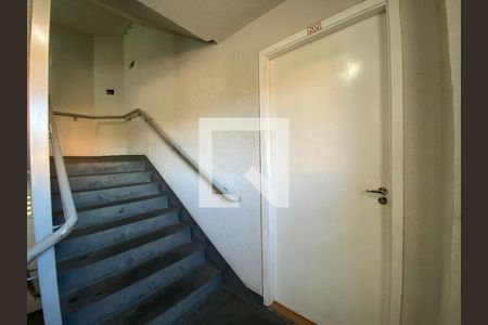 Apartamento à venda com 55m², 3 quartos e 1 vaga Apartamento à venda com 55m², 3 quartos e 1 vagaEscada