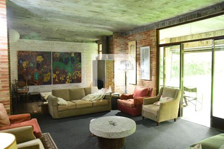 Sala de casa para alugar com 3 quartos, 250m² em Parque Silvino Pereira, Cotia