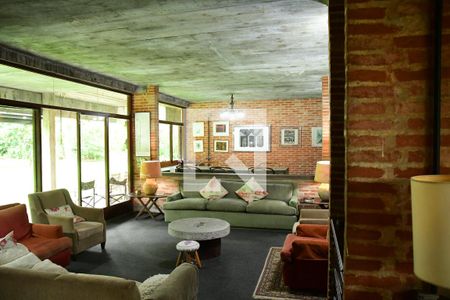 Sala de casa para alugar com 3 quartos, 250m² em Parque Silvino Pereira, Cotia