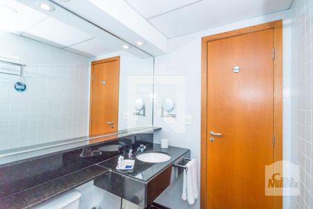 Banheiro de apartamento à venda com 1 quarto, 26m² em Santo Agostinho, Belo Horizonte