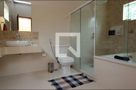 Casa de condomínio para alugar com 504m², 4 quartos e 4 vagas Casa de condomínio para alugar com 504m², 4 quartos e 4 vagasBanheiro da Suíte 1