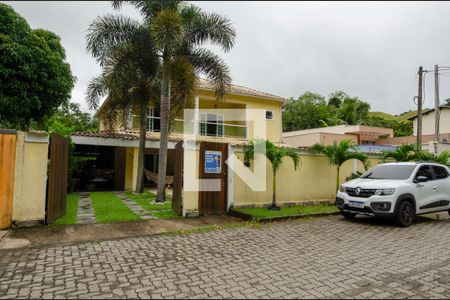 Casa de condomínio para alugar com 504m², 4 quartos e 4 vagas Casa de condomínio para alugar com 504m², 4 quartos e 4 vagasFachada
