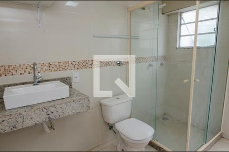 Casa de condomínio para alugar com 504m², 4 quartos e 4 vagas Casa de condomínio para alugar com 504m², 4 quartos e 4 vagasBanheiro de serviço