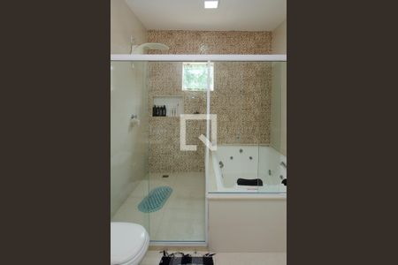 Casa de condomínio para alugar com 504m², 4 quartos e 4 vagas Casa de condomínio para alugar com 504m², 4 quartos e 4 vagasBanheiro da Suíte 1