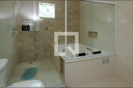 Casa de condomínio para alugar com 504m², 4 quartos e 4 vagas Casa de condomínio para alugar com 504m², 4 quartos e 4 vagasBanheiro da Suíte 1