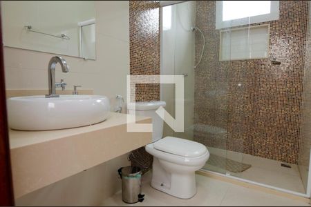 Casa de condomínio para alugar com 504m², 4 quartos e 4 vagas Casa de condomínio para alugar com 504m², 4 quartos e 4 vagasBanheiro social
