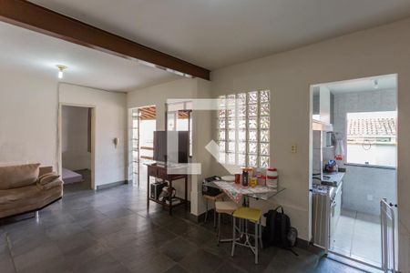 Sala de casa à venda com 2 quartos, 110m² em Ipiranga, Belo Horizonte
