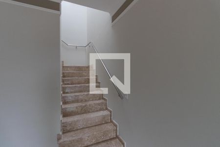 Casa à venda com 140m², 3 quartos e 3 vagas Casa à venda com 140m², 3 quartos e 3 vagasEscada