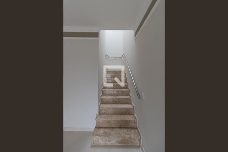 Casa à venda com 140m², 3 quartos e 3 vagas Casa à venda com 140m², 3 quartos e 3 vagasEscada