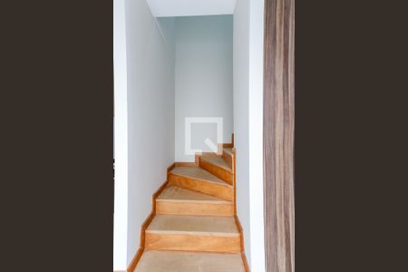 Casa de condomínio à venda com 210m², 4 quartos e 3 vagas Casa de condomínio à venda com 210m², 4 quartos e 3 vagasEscada