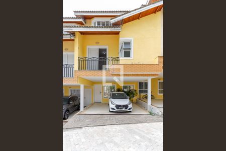 Casa de condomínio à venda com 210m², 4 quartos e 3 vagas Casa de condomínio à venda com 210m², 4 quartos e 3 vagasFachada