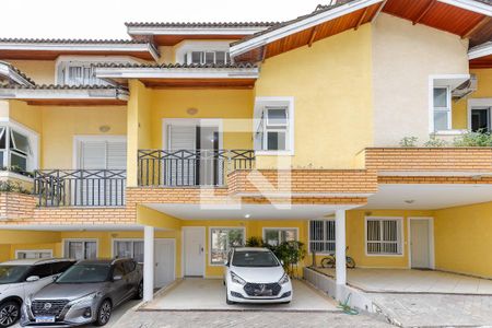 Casa de condomínio à venda com 210m², 4 quartos e 3 vagas Casa de condomínio à venda com 210m², 4 quartos e 3 vagasFachada