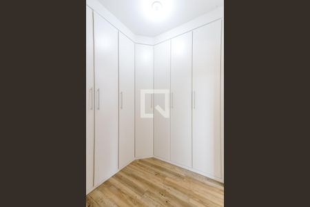 Casa de condomínio à venda com 210m², 4 quartos e 3 vagas Casa de condomínio à venda com 210m², 4 quartos e 3 vagasCloset