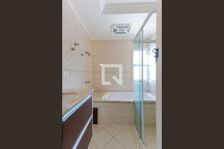 Casa de condomínio à venda com 210m², 4 quartos e 3 vagas Casa de condomínio à venda com 210m², 4 quartos e 3 vagasBanheiro da Suíte