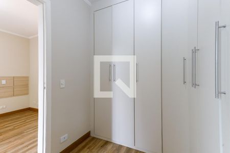 Casa de condomínio à venda com 210m², 4 quartos e 3 vagas Casa de condomínio à venda com 210m², 4 quartos e 3 vagasCloset