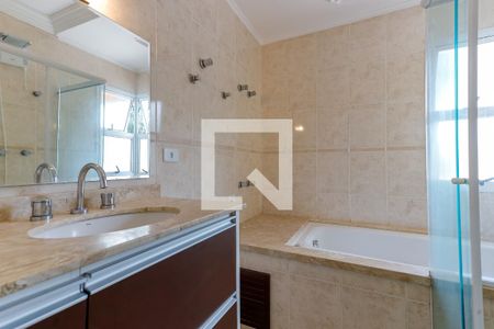 Casa de condomínio à venda com 210m², 4 quartos e 3 vagas Casa de condomínio à venda com 210m², 4 quartos e 3 vagasBanheiro da Suíte