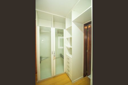 Casa de condomínio à venda com 397m², 3 quartos e 4 vagas Casa de condomínio à venda com 397m², 3 quartos e 4 vagasCloset da Suite