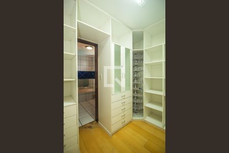 Casa de condomínio à venda com 397m², 3 quartos e 4 vagas Casa de condomínio à venda com 397m², 3 quartos e 4 vagasCloset da Suite