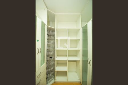 Casa de condomínio à venda com 397m², 3 quartos e 4 vagas Casa de condomínio à venda com 397m², 3 quartos e 4 vagasCloset da Suite