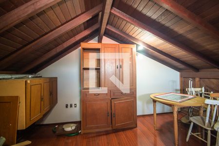 Casa de condomínio à venda com 397m², 3 quartos e 4 vagas Casa de condomínio à venda com 397m², 3 quartos e 4 vagasSótão