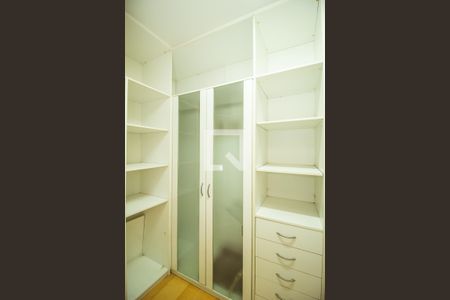 Casa de condomínio à venda com 397m², 3 quartos e 4 vagas Casa de condomínio à venda com 397m², 3 quartos e 4 vagasCloset da Suite