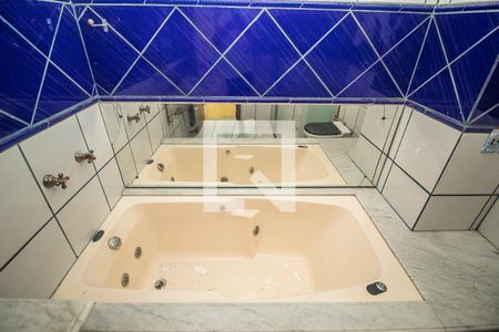 Casa de condomínio à venda com 397m², 3 quartos e 4 vagas Casa de condomínio à venda com 397m², 3 quartos e 4 vagasBanheiro da suite