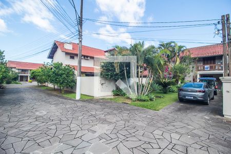 Casa de condomínio à venda com 397m², 3 quartos e 4 vagas Casa de condomínio à venda com 397m², 3 quartos e 4 vagasFachada