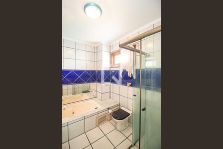 Casa de condomínio à venda com 397m², 3 quartos e 4 vagas Casa de condomínio à venda com 397m², 3 quartos e 4 vagasBanheiro da suite