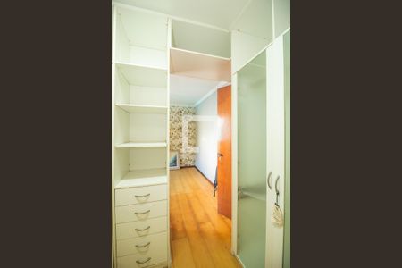 Casa de condomínio à venda com 397m², 3 quartos e 4 vagas Casa de condomínio à venda com 397m², 3 quartos e 4 vagasCloset da Suite