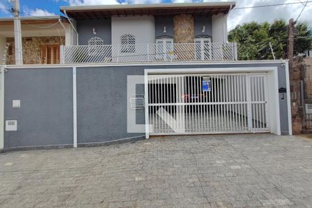 Casa à venda com 251m², 3 quartos e 3 vagasFachada