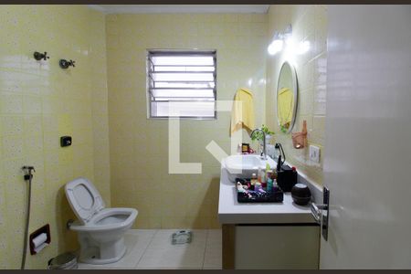 Casa de condomínio para alugar com 300m², 3 quartos e 4 vagasBanheiro social 