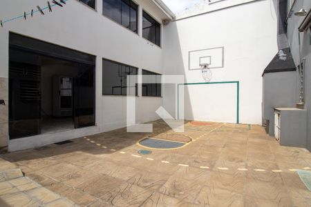 Casa à venda com 570m², 5 quartos e 4 vagas Casa à venda com 570m², 5 quartos e 4 vagasQuadra Esportiva