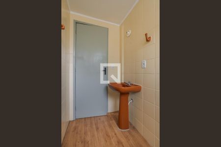 Banheiro de apartamento à venda com 1 quarto, 50m² em Jardim do Salso, Porto Alegre