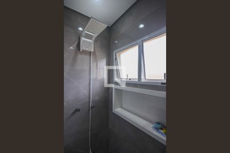 Casa à venda com 420m², 3 quartos e 6 vagasChuveiro do Banheiro da Suíte 1