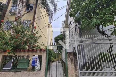 Apartamento para alugar com 60m², 2 quartos e 1 vagaFachada do Condomínio com placa