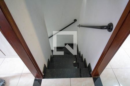Casa de condomínio à venda com 58m², 2 quartos e 1 vagaEscada
